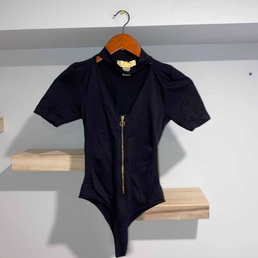 black‎ bodysuit